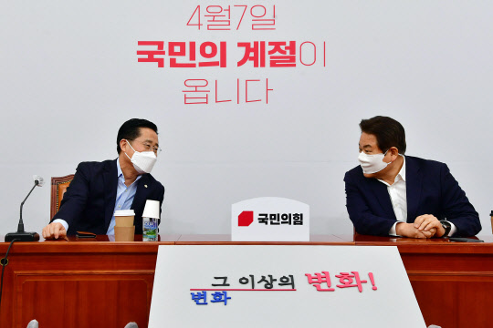 국민의힘 정양석 사무총장(오른쪽)과 국민의당 이태규 사무총장이 16일 국회에서 오세훈·안철수 서울시장 후보 단일화 실무협상 회의를 하고 있다. <연합뉴스>